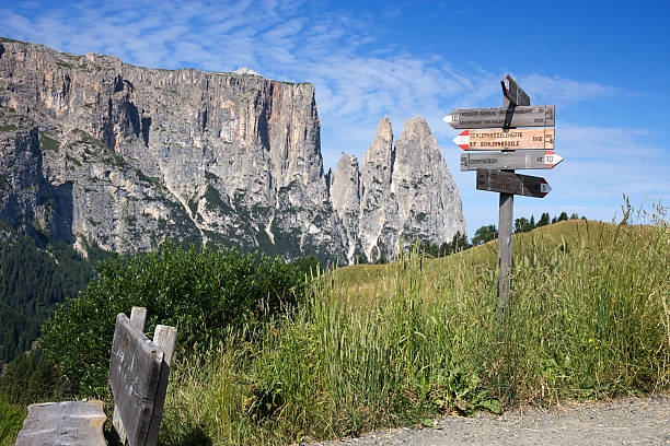 istock Seiser Alm - Alpe di Siusi, hiking trail sign 515084854