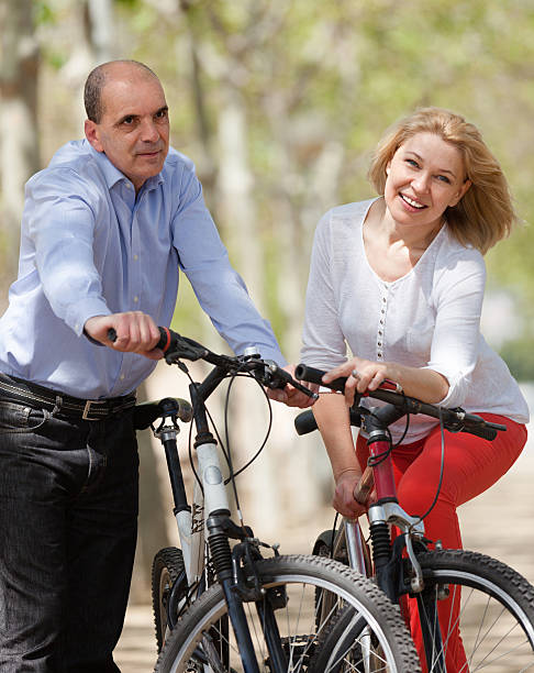 istock Elderly couple on summer vacation 515086498