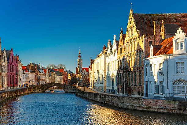 canal spiegelrei, bruges, belgique - flanders bruges dusk building exterior photos et images de collection