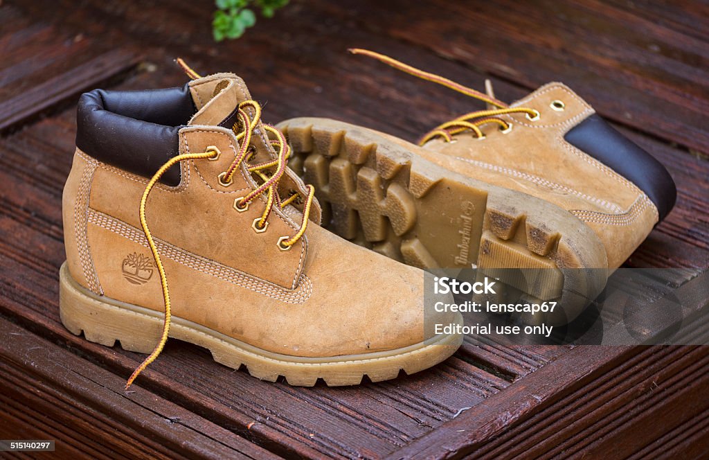 Middelen Zorgvuldig lezen Rook Pair Of Worn Timberland Boots Stock Photo - Download Image Now - Boot, The  Timberland Company, Construction Worker - iStock