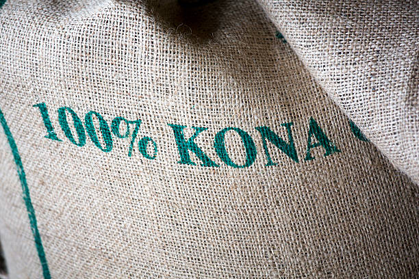 pure kona kaffee farm hawaii, big island - coffee bag green bean stock-fotos und bilder