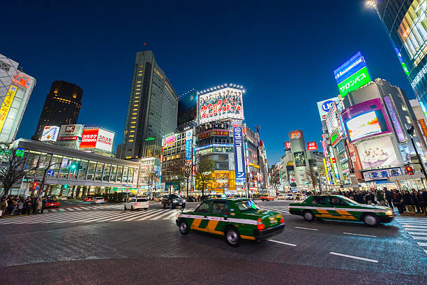 токио ночи с неоновыми огнями, лишены трафика в футуристический городской пейзаж япония - financial district audio стоковые фото и изображения