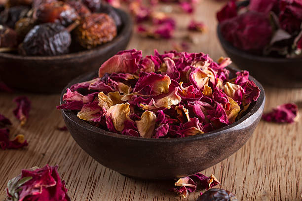 pétalos de rosa secos - flores secas fotografías e imágenes de stock