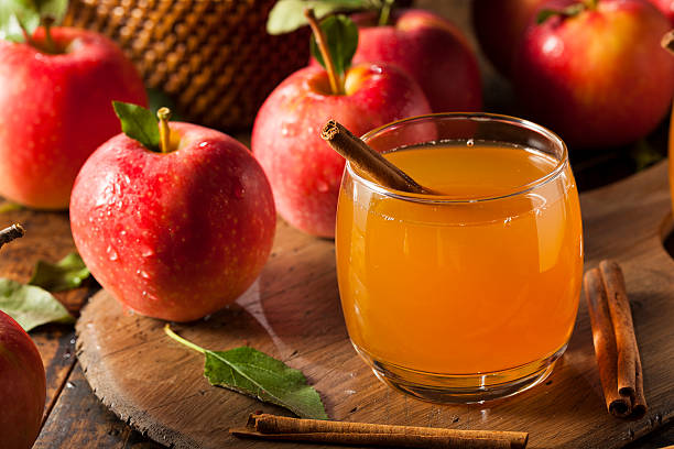 オーガニックのアップルサイダー、シナモン - hot apple cider cider cinnamon heat ストックフォトと画像