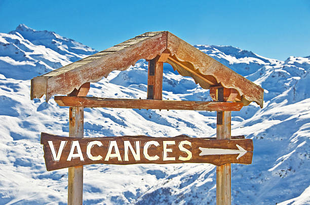 istock Rustic wooden sign vacances, snowy mountain background 515147379
