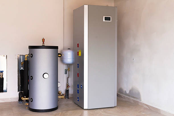 wärme pumpe über-wasser im boiler-raum - wärmepumpe stock-fotos und bilder