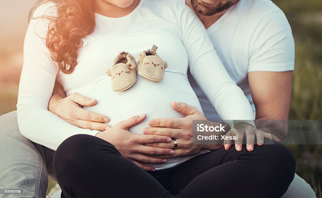 Pareja joven esperando un nuevo bebé - Foto de stock de Embarazada libre de derechos