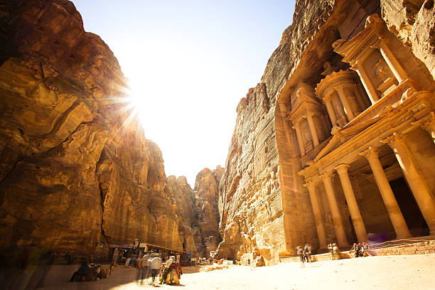 finanzministerium (al khazneh), der antiken stadt petra, jordanien - east facade stock-fotos und bilder