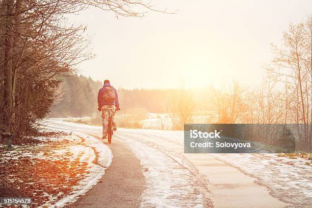 Allein Radfahrer Auf Die Frühling Straße Ab Stockfoto und mehr Bilder von Winter - Winter, Radfahren, Fahrrad