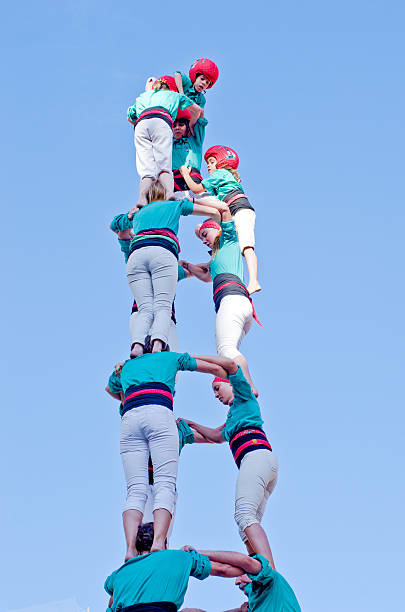 castells leistung in torredembarra, katalonien, spanien - castellers stock-fotos und bilder