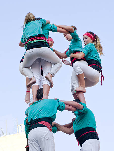 castells rendimiento en torredembarra, cataluña, españa - castellers fotografías e imágenes de stock