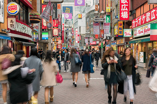 centre gai rue commerçante à pied à shibuya, tokyo - starbucks women walking restaurant photos et images de collection