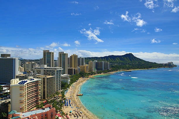 praia de waikiki - building exterior hawaii islands palm tree beach - fotografias e filmes do acervo