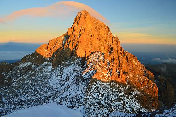 nascer do sol atrás de monte quênia - quénia - fotografias e filmes do acervo