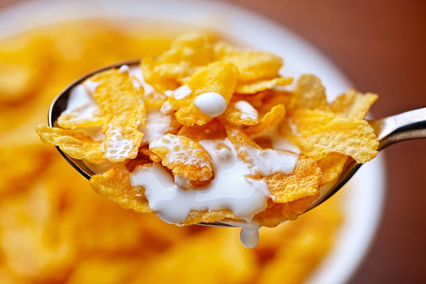 cornflakes und milch-frühstück - cornflakes stock-fotos und bilder