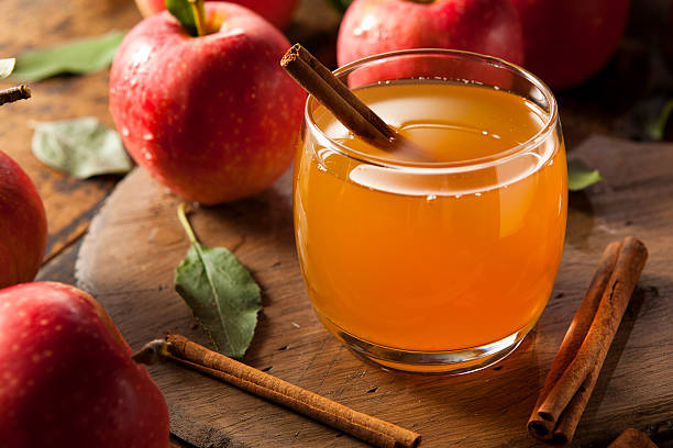 オーガニックのアップルサイダー、シナモン - hot apple cider cider cinnamon heat ストックフォトと画像