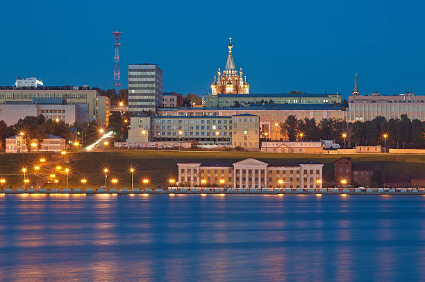 izhevsk bei nacht - izhevsk stock-fotos und bilder