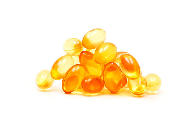 capsule di olio di pesce e di prodotti sanitari (farmaco), isolato su bianco - cod liver oil fish oil capsule yellow foto e immagini stock