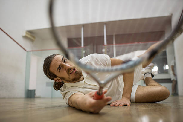 llegar a la pelota de calabaza. - squash racketball sport exercising fotografías e imágenes de stock