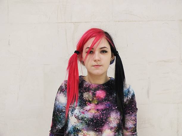 девочка с розовые волосы - goth стоковые фото и изображения