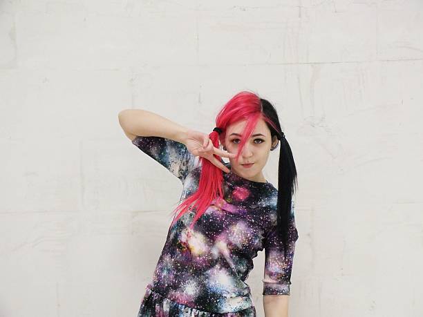 mädchen mit hellen haar - emo girl outfit stock-fotos und bilder