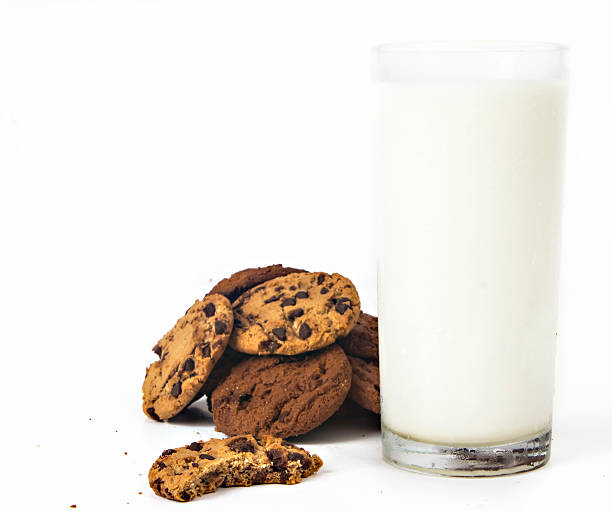 istock Milk glass  and cookies 515198551