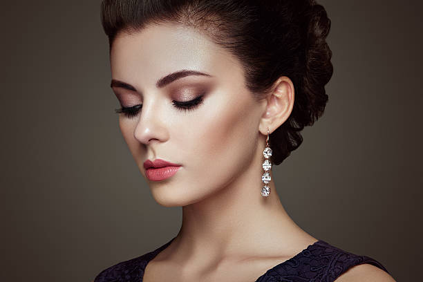 moda portret młoda piękna kobieta z biżuterii - jewelry glamour brown hair stage makeup zdjęcia i obrazy z banku zdjęć