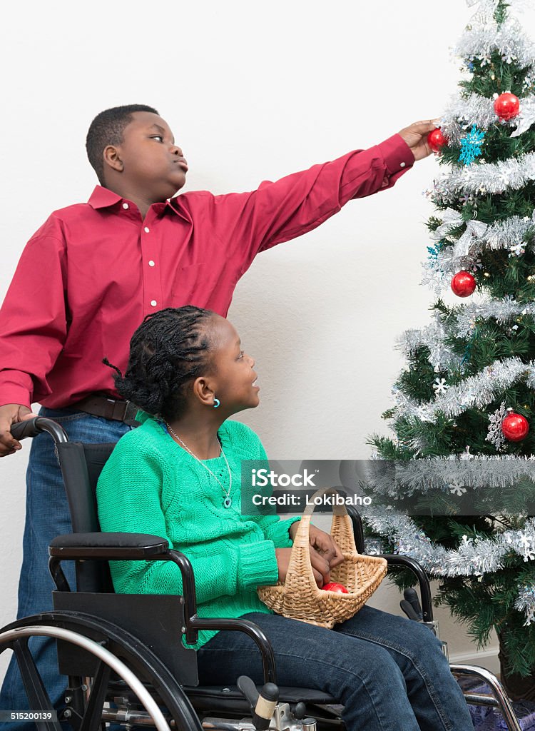 Unterstützen von behinderten Bruder, Schwester schmücken Weihnachtsbaum - Lizenzfrei Afro-amerikanischer Herkunft Stock-Foto