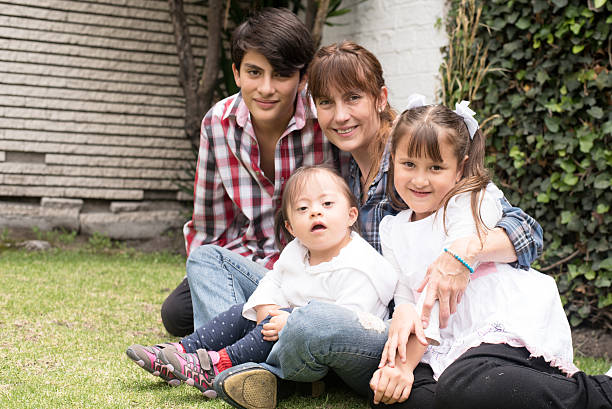 happy familia - familia con tres hijos fotografías e imágenes de stock