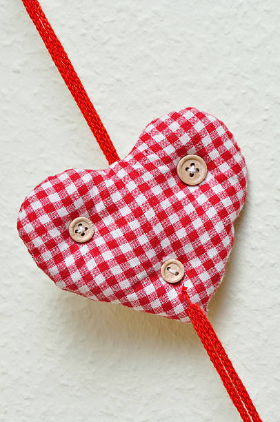 weihnachtsdekoration - heart shape textile button hanging stock-fotos und bilder