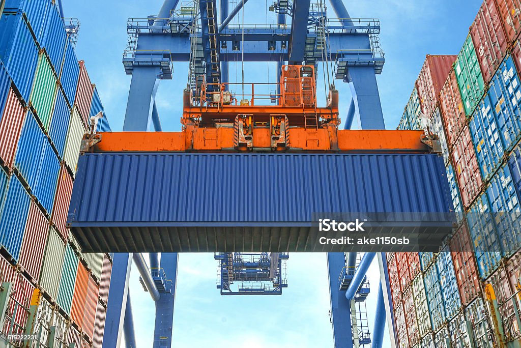Shore crane Chargement des conteneurs de transport de marchandises par navire - Photo de Container libre de droits