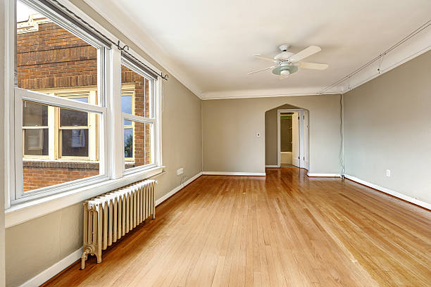 istock Old apartment interior. Empty living room with radiator 515222319