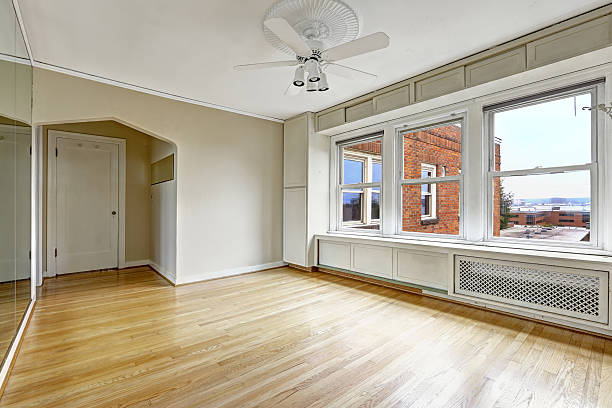 istock Empty apartment interior in old residential building, downtown Seattle 515222751