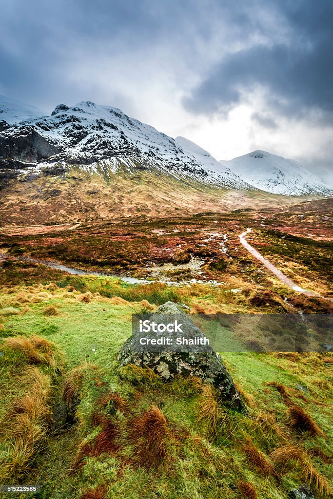 Glencoe camino en las montañas - Foto de stock de Acantilado libre de derechos