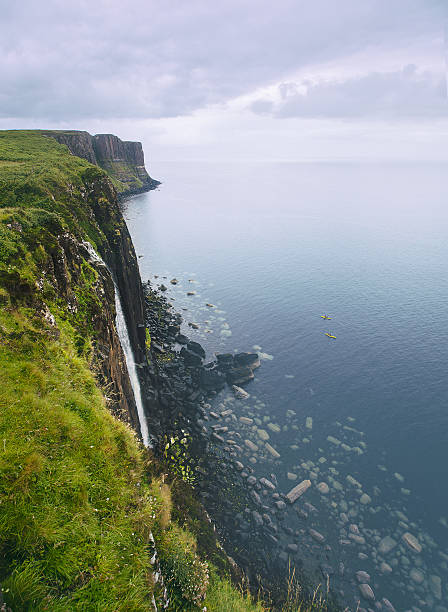 kajaks in stein, isle of skye, schottland. - water rock landscape cliff stock-fotos und bilder