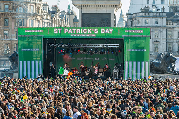 menge von menschen hören sie ein konzert mit tanz - irish culture republic of ireland st patricks day dancing stock-fotos und bilder