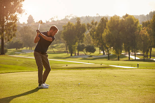 forro de golfe masculinos tacada no campo de golfe - golf swing golf teeing off men - fotografias e filmes do acervo