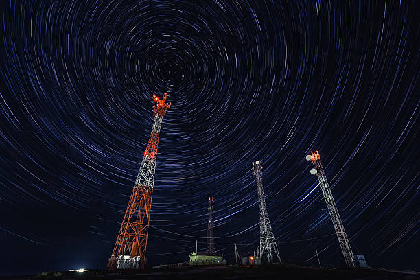 comunicações via satélite, sob um céu estrelado - natural pattern audio - fotografias e filmes do acervo