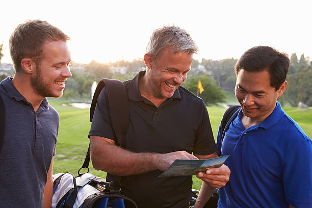 그룹-숫나사 골퍼 마킹하기 스코어카드란 종료 시 어림 - mature adult men golf smiling 뉴스 사진 이미지