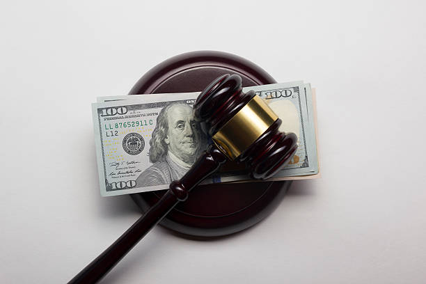 裁判官小槌とアメリカドルで白の背景 - currency gavel legal system human settlement ストックフォトと画像