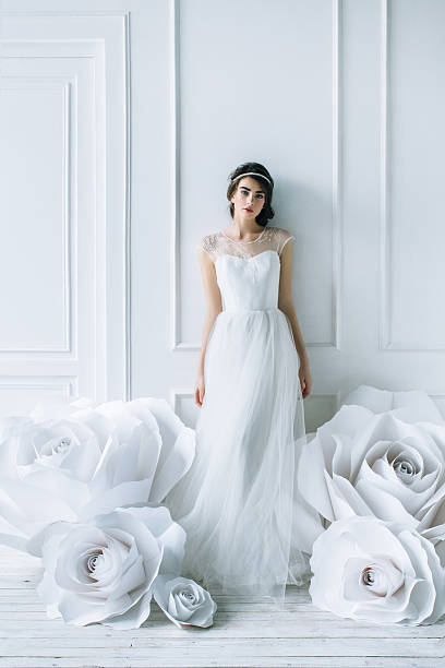 fotografia de estúdio de jovem linda noiva - white wedding imagens e fotografias de stock