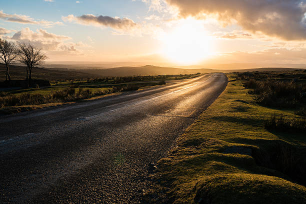 dartmoor crepuscolo strada - hill grass heath moor foto e immagini stock