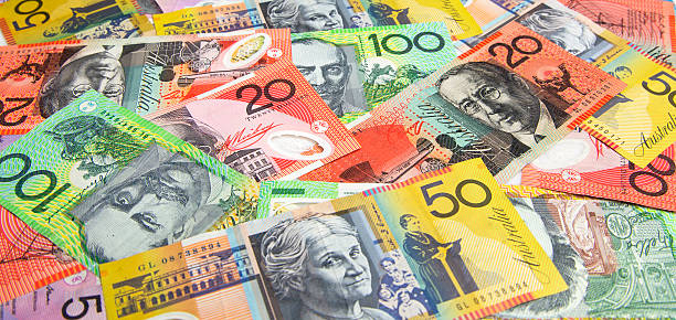 moeda australiana espalhar no panorama formato. - australian dollars australia australian culture finance imagens e fotografias de stock