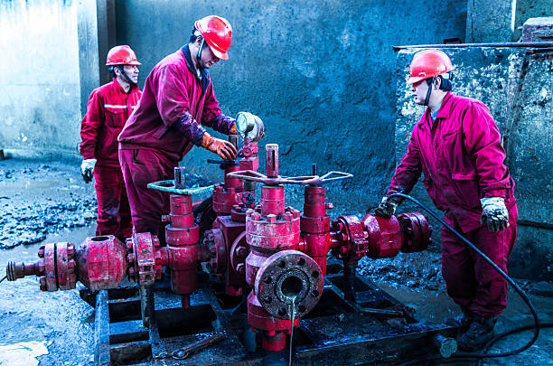 istock oilman  fixing oil pipeline 515237716