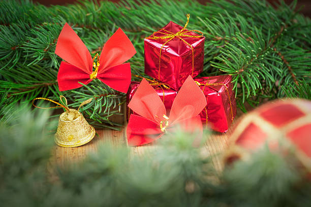 weihnachtsdekoration mit geschenk in box - brown necktie red gold stock-fotos und bilder