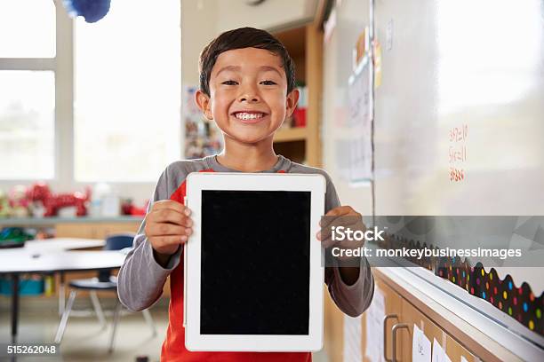 Porträt Der Grundschule Junge Halten Sich Auch Für Tabletcomputer Stockfoto und mehr Bilder von Kind