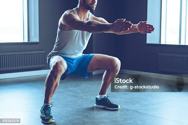 Foto de Agachamento e mais fotos de stock de Agachando-se - Agachando-se, Homens, Exercício físico