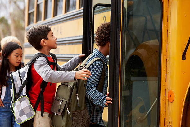 crianças na escola primária de escalada em um ônibus escolar - autocarro escolar - fotografias e filmes do acervo