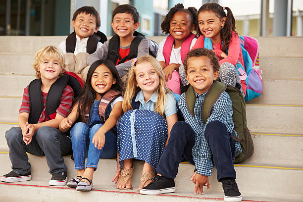 un grupo de niños de escuela primaria en la escuela pasos de estar - autobús de colegio fotos fotografías e imágenes de stock