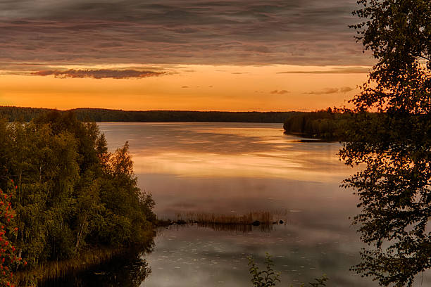 Belo pôr do sol sobre o lago - foto de acervo